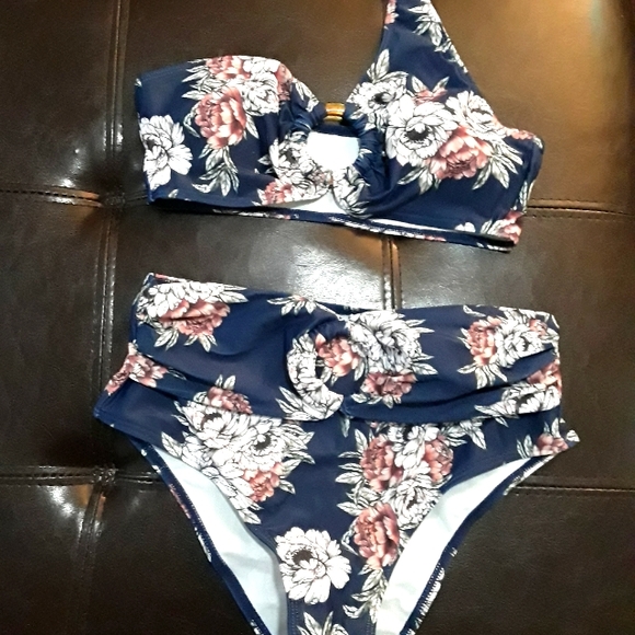 Bikini - Picture 2 of 3